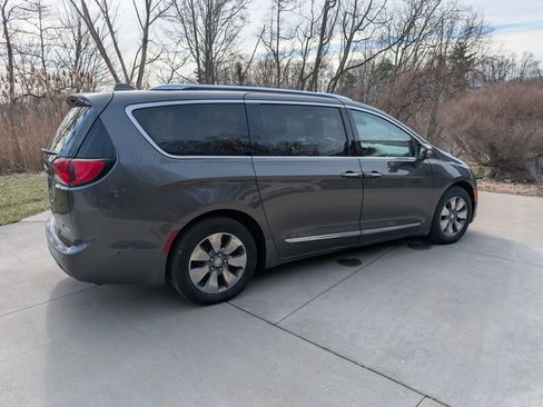 Used 2018 Chrysler Pacifica Limited w/ Advanced Safetytec Group image 4