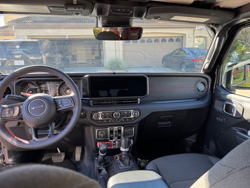 Used 2024 Jeep Gladiator Rubicon w/ Technology Group image 11