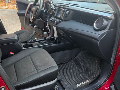 Used 2018 Toyota RAV4 LE image 9