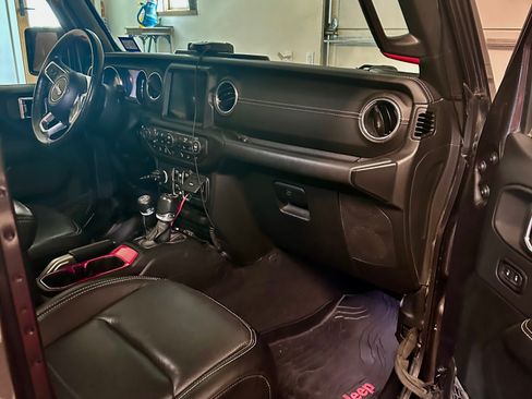 Used 2019 Jeep Wrangler Unlimited Sahara image 4