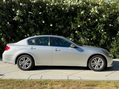 Used 2015 INFINITI Q40 w/ Navigation Package RWD image 1
