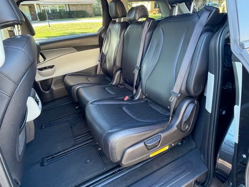 Used 2023 Kia Carnival LX image 23