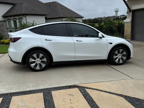 Used 2022 Tesla Model Y Long Range AWD/4WD image 5