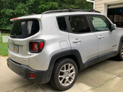 Used 2019 Jeep Renegade Latitude FWD image 5