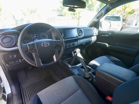 Used 2022 Toyota Tacoma TRD Sport image 5