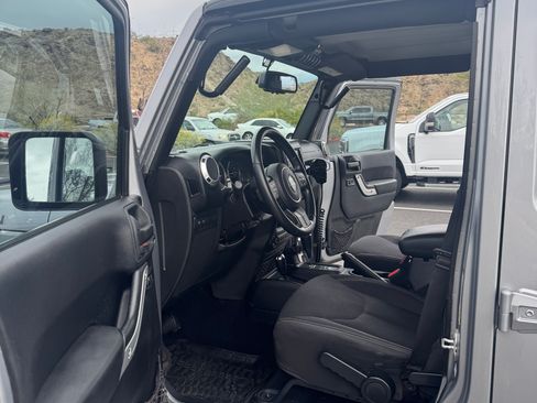 Used 2015 Jeep Wrangler Unlimited Rubicon w/ Connectivity Group image 12