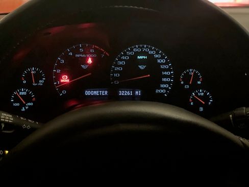 Used 2000 Chevrolet Corvette Convertible w/ Memory Pkg image 31