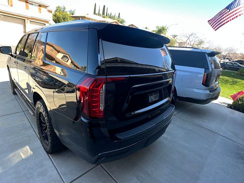 Used 2021 GMC Yukon XL SLT w/ SLT Premium Package image 13