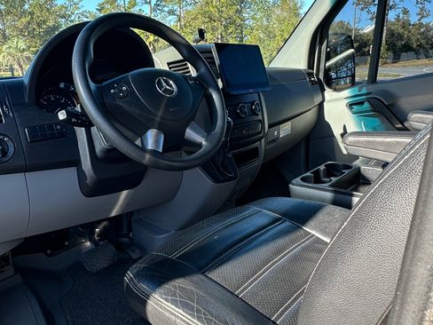 Used 2018 Mercedes-Benz Sprinter 2500 image 6