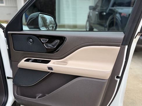 Used 2023 Lincoln Aviator Reserve w/ Equipment Group 201A image 10