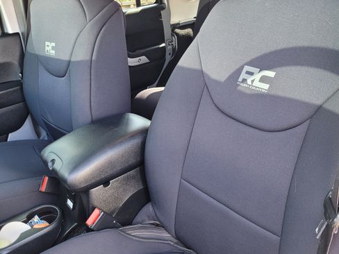 Used 2016 Jeep Wrangler Unlimited Sahara w/ Connectivity Group image 12