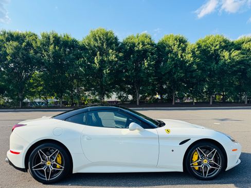 Used 2016 Ferrari California T image 5