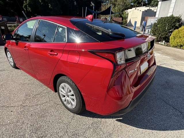 Used 2021 Toyota Prius LE FWD image 4