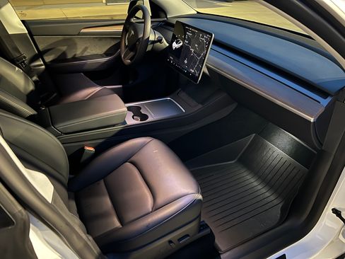 Used 2022 Tesla Model Y Performance image 11