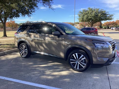 Used 2023 Nissan Pathfinder Platinum w/ Cargo Package image 9