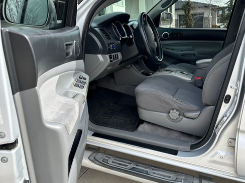 Used 2005 Toyota Tacoma PreRunner image 9