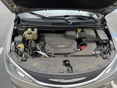 Used 2017 Chrysler Pacifica Touring-L w/ Tire & Wheel Group image 15