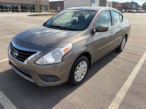 Used 2017 Nissan Versa SV image 4