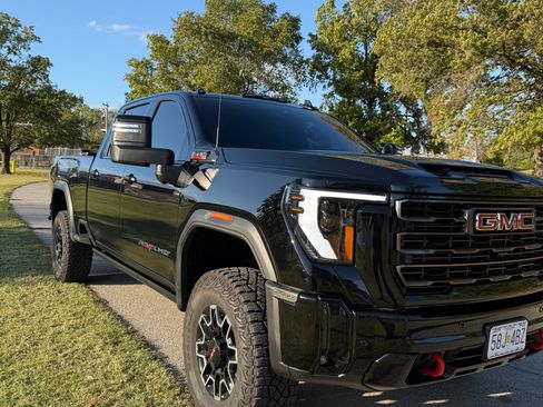 Used 2025 GMC Sierra 2500 AT4X image 2