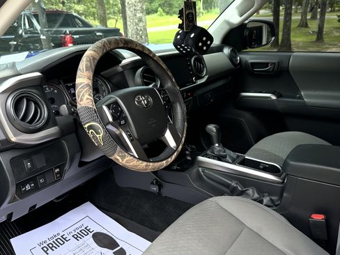 Used 2022 Toyota Tacoma SR5 AWD/4WD image 2