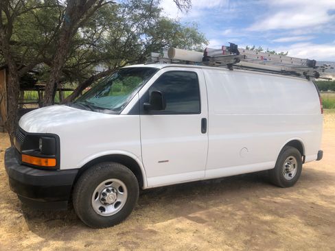 Used 2017 Chevrolet Express 2500 RWD image 4
