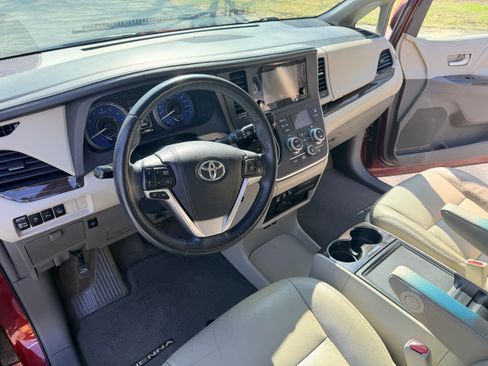 Used 2015 Toyota Sienna XLE Premium image 10