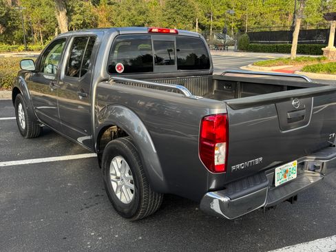 Used 2019 Nissan Frontier SV image 2