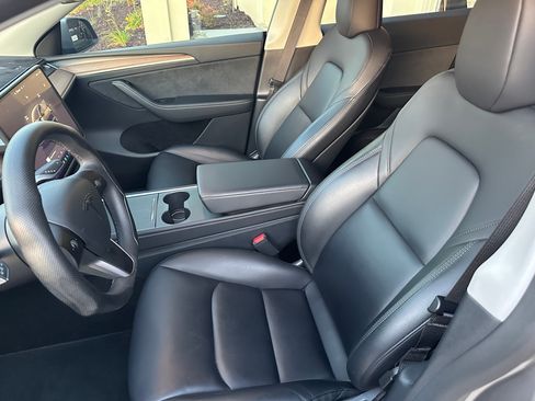 Used 2025 Tesla Model Y Long Range AWD/4WD image 13