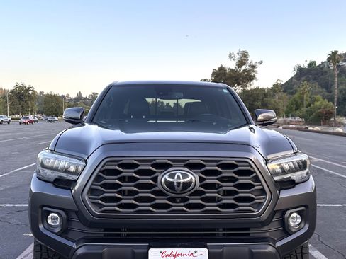 Used 2021 Toyota Tacoma TRD Off-Road w/ TRD Premium Off Road Package image 4