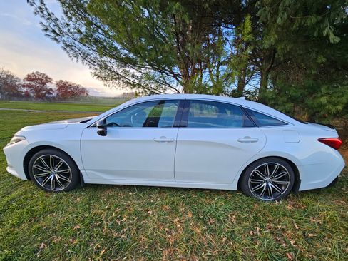 Used 2019 Toyota Avalon Touring image 1