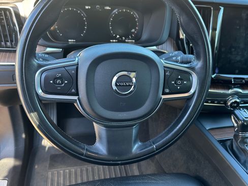 Used 2021 Volvo XC60 T6 Momentum image 9