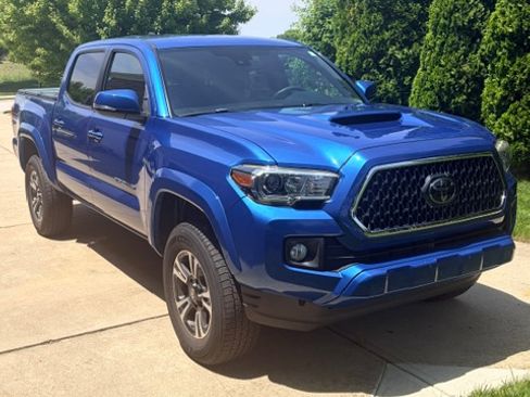Used 2018 Toyota Tacoma TRD Sport AWD/4WD image 1