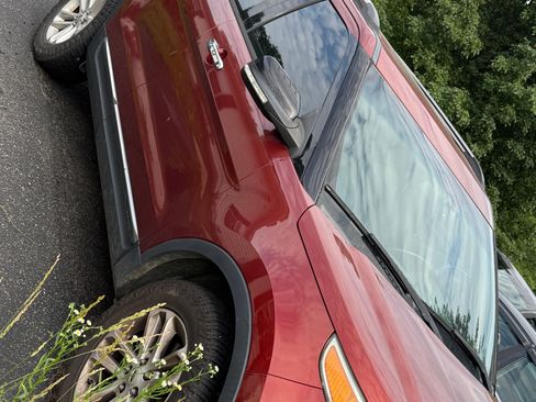 Used 2014 Ford Explorer XLT w/ Equipment Group 202A AWD/4WD image 2