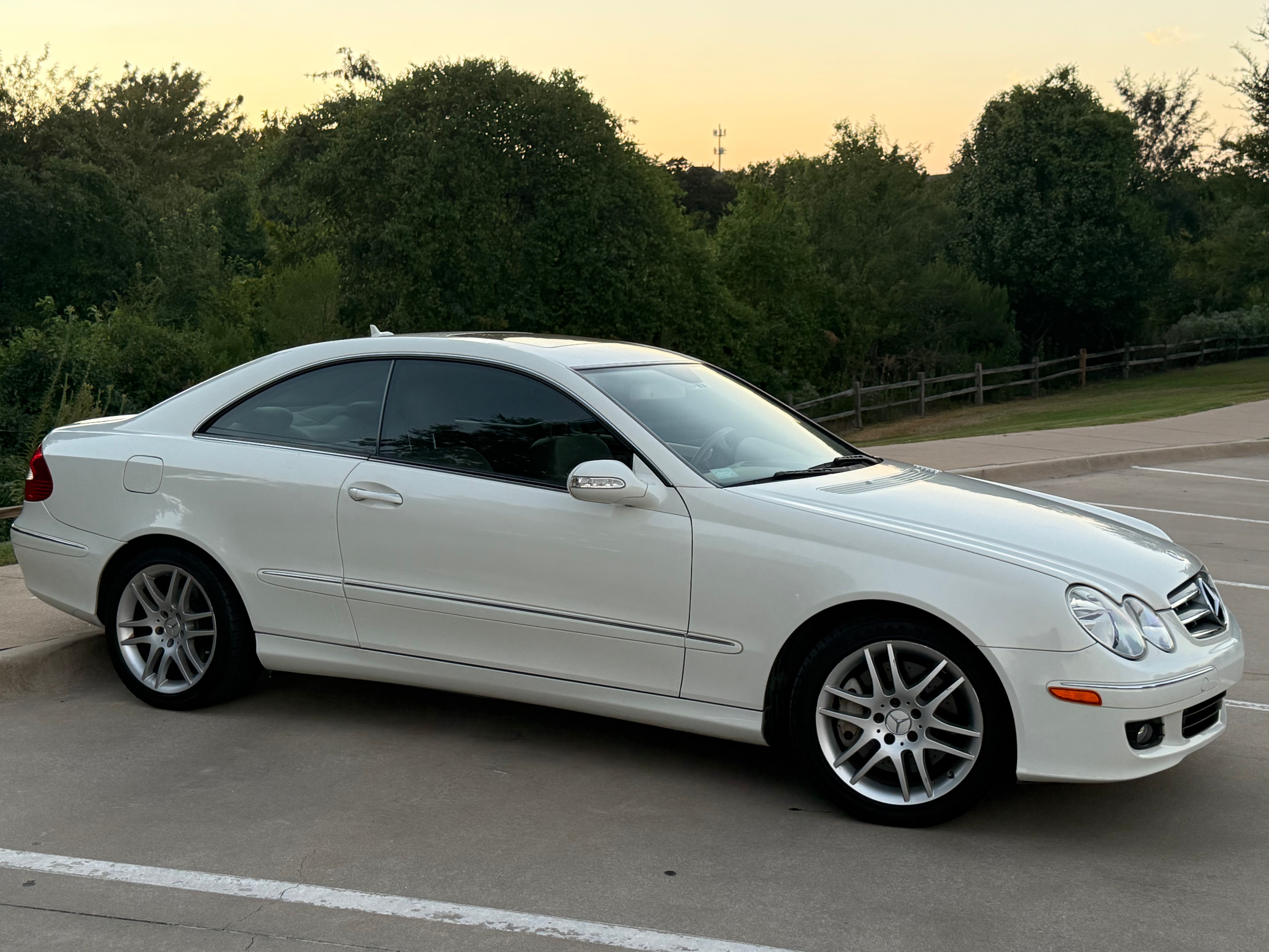 Used 2009 Mercedes-Benz CLK 350 Coupe image 4