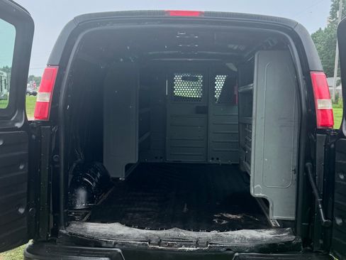 Used 2017 Chevrolet Express 2500 RWD image 12