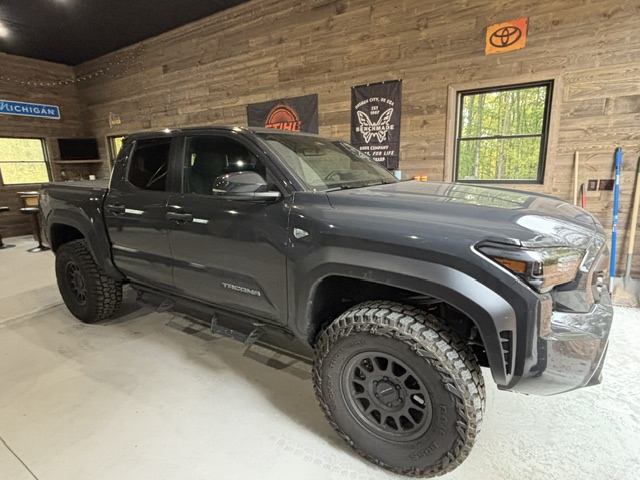 Used 2025 Toyota Tacoma TRD Off-Road w/ TRD Off Road Upgrade Package AWD/4WD image 1
