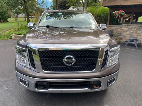 Used 2018 Nissan Titan SL image 5