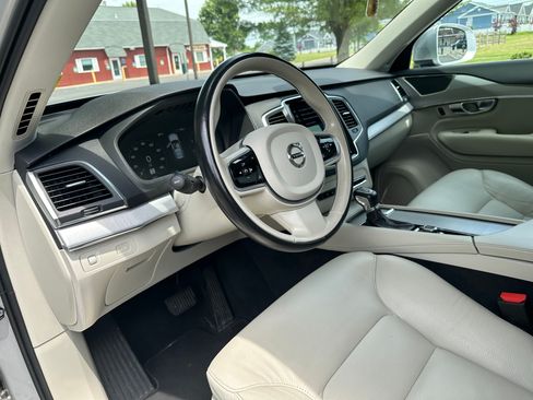 Used 2021 Volvo XC90 T5 Momentum w/ Climate Package AWD/4WD image 6