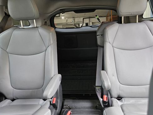 Used 2022 Toyota Sienna XLE image 9