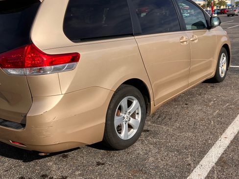 Used 2011 Toyota Sienna LE w/ Towing Pkg FWD image 2