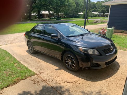 Used 2010 Toyota Corolla LE image 1
