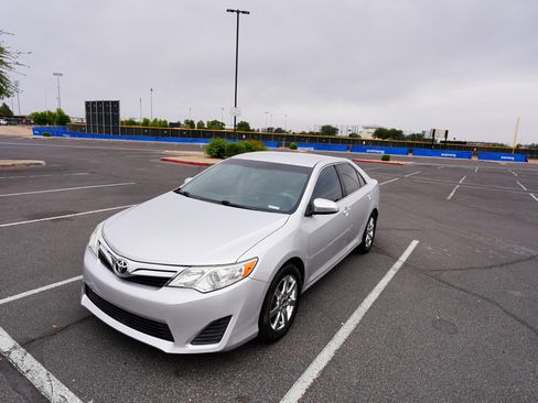 Used 2014 Toyota Camry LE image 2