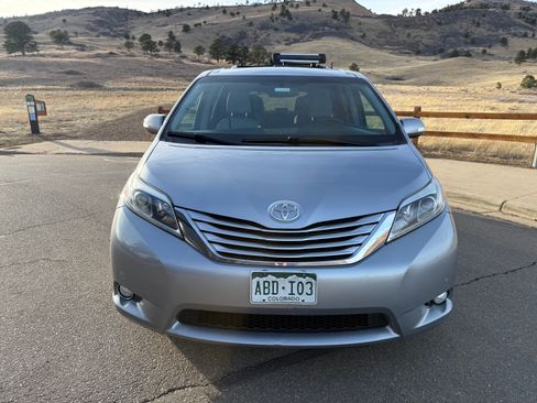 Used 2017 Toyota Sienna Limited Premium image 2