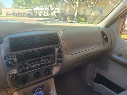 Used 2003 Ford Explorer image 9