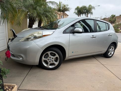 Used 2013 Nissan Leaf SV w/ LED & Quick Charge Pkg FWD image 1