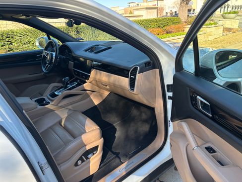 Used 2019 Porsche Cayenne E-Hybrid image 11