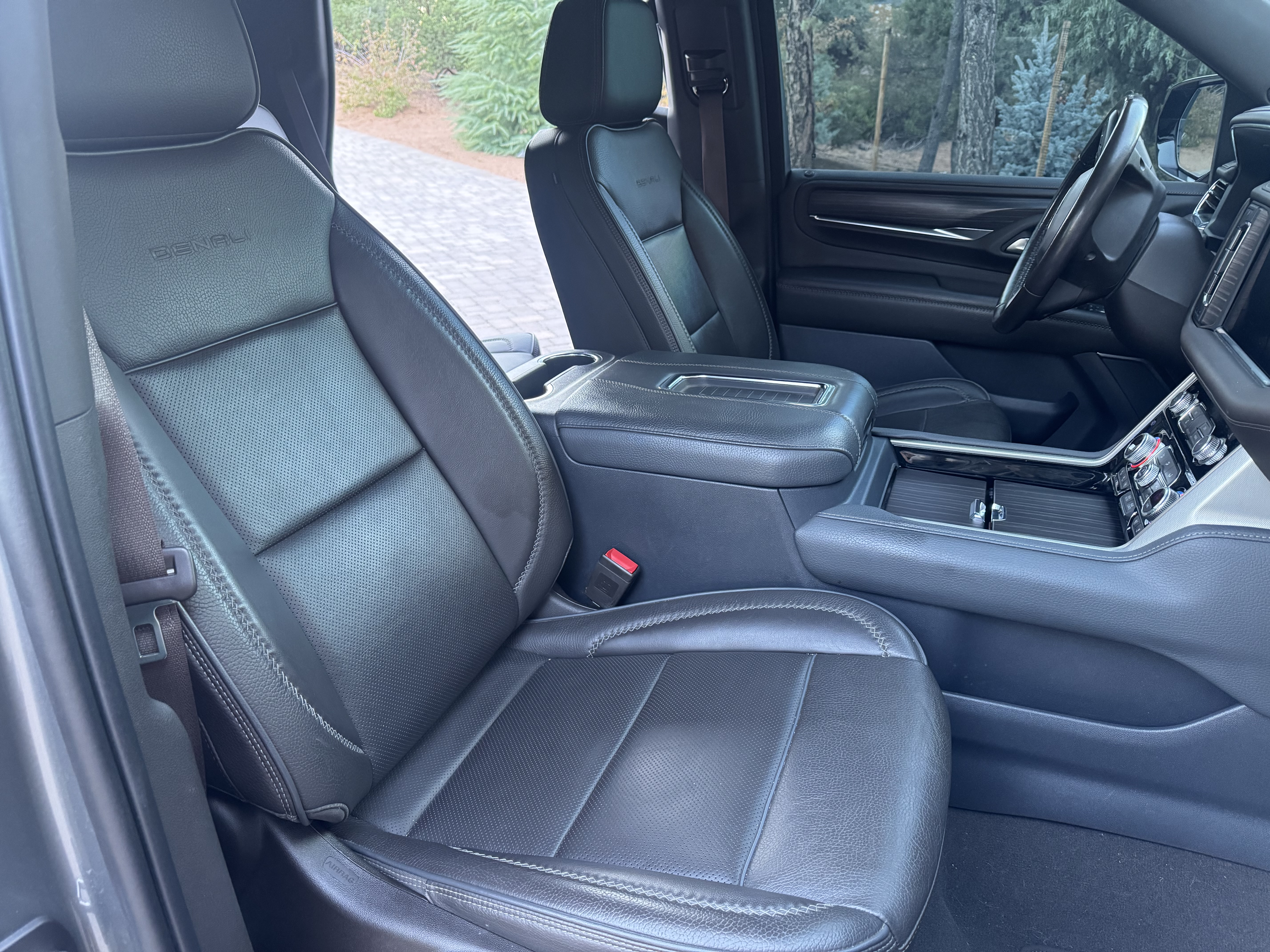 Used 2022 GMC Yukon Denali AWD/4WD image 16
