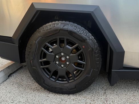 Used 2024 Tesla Cybertruck AWD Crew Cab image 4