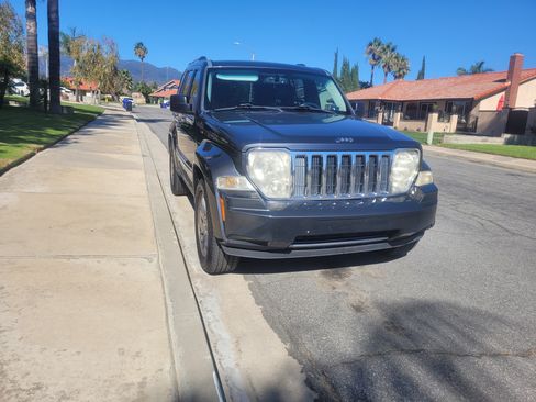 Used 2010 Jeep Liberty Limited w/ Tire & Wheel Group image 8