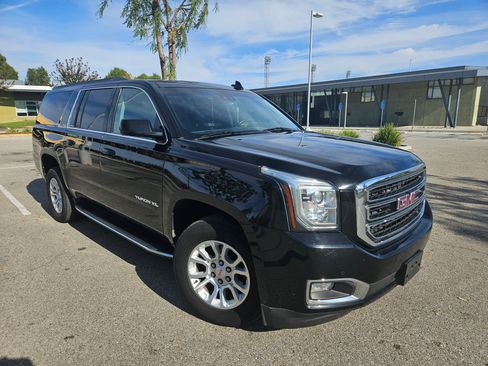 Used 2020 GMC Yukon XL SLT image 1